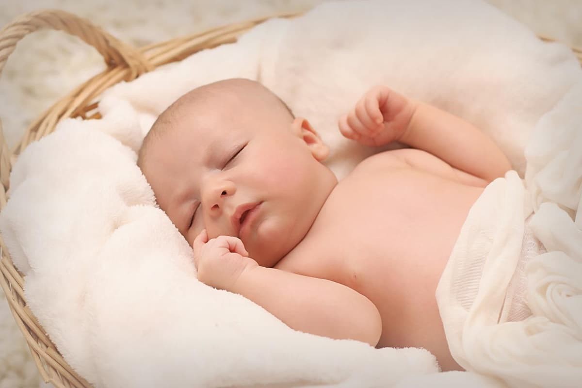 Trẻ sơ sinh không chịu ngủ mẹ nên làm gì?